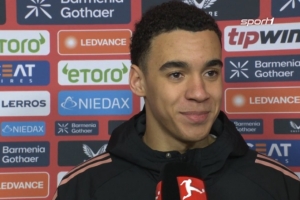 续约拖了很久？穆西亚拉笑答：得等妈妈度假回来我才最终能签字