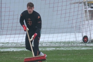 图片报：孔帕尼在榜首战后为全队放假1天，乌尔比希独自扫雪加练