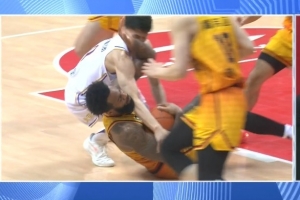 刘晓宇抢球时被汤普森一巴掌打到脸部 后者违体&累积俩违体被驱逐