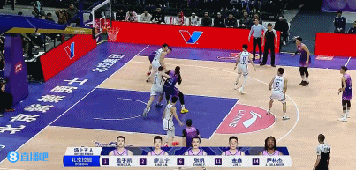 孟子凯倒地拼抢鞋掉了&场边穿鞋 随后鞋带断了&回更衣室换鞋