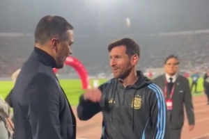 老朋友好久不见！梅西赛前与布拉沃聊天并拥抱