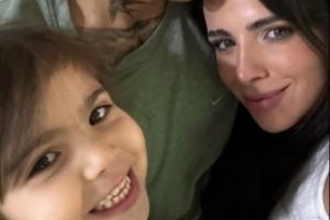 甜蜜！恩佐女友晒照：与女儿依偎在恩佐怀中，十分幸福