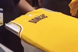 夸张！球迷大排场龙买东契奇湖人球衣，店家没有存货，现做现卖！