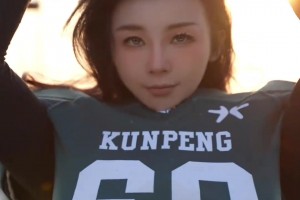 张曼源身穿橄榄球装备 看着真壮实！