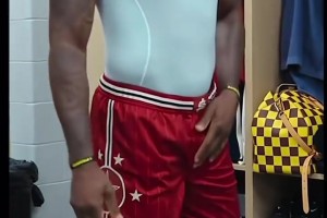 詹姆斯吐槽全明星球裤太短：我需要长点的球裤 这是给布朗尼穿的