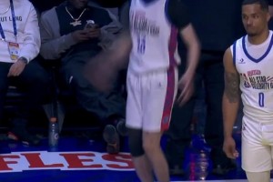 人气真高啊！王鹤棣名人赛登场时，场边响起了欢呼声！