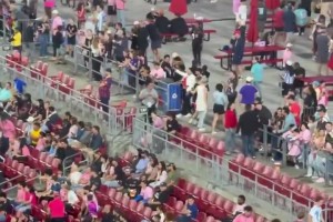 真实！梅西第75分钟被换下 球迷也陆续离场