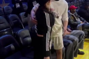 喜提奖金100万！北京男篮拿下CBA俱乐部杯季军，在更衣室狂欢