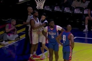 来自勇士名宿的指导！巴郎-戴维斯特地叫上王鹤棣进行单独交流~