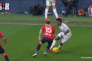 个人能力！维尼修斯底线突破强行打门被挡出底线！