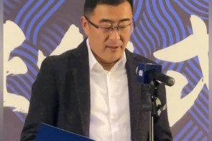 张呈栋嘴中振振有词，被暴脾气的马宁罚下！