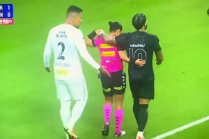 德佩和女裁判勾肩搭背，后者拒绝给予了警告