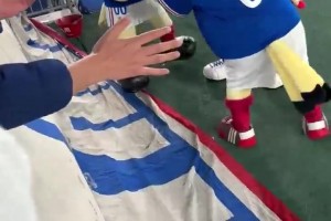 虽然申花客场失利，但是被横滨主场的吉祥物可爱到了！