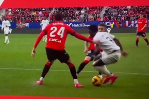 胡桑诺夫还不太会英语，瓜帅场边指挥对着他手舞足蹈