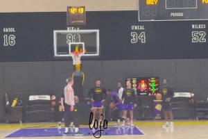 哟呵，你还有这手！八村在训练中秀了一记拉杆双手背扣！