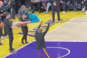 还有这种手艺老詹今日赛前用脚颠篮球，还秀起了舞蹈~