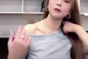 美女记者周玲安脱掉湖人球衣，难以想象她竟然快40岁了？？？