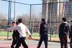 骚操作！国产野球场黄巧克力！一人拿球九人慌！