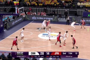 曾凡博防守端再送劈头盖脸按帽，现场观众一片欢呼！