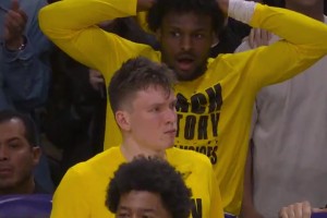 我爹爹这么猛！？老詹炸裂隔扣马威 场下布朗尼抱头不敢相信