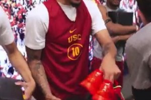 瓦妮莎赠送南加州大学男、女篮球队特别定制版科比6，红色很惊艳