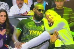 不知道老詹说了什么让身旁的珍妮阿姨笑得花枝乱颤