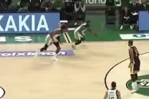 湖人旧将字母弟在欧洲打的挺疯啊，有点字母哥在NBA的画风了