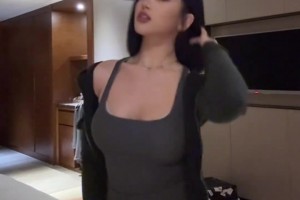 李添荣女友吊带背心跳舞 自称体脂高太多喽