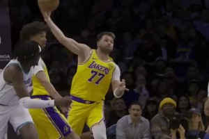 早早上演东詹连线东契奇大力甩出精准长传 助老詹滑翔劈扣！