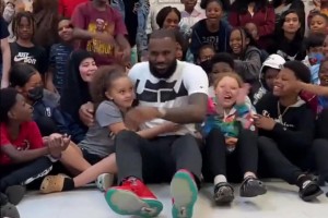 优质偶像！孩子们对老詹的喜爱是最真实最直接的