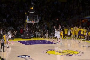 家有一老如有一宝！詹姆斯生死时刻强行干拔三分飙进 为球队续命