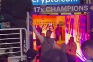 球迷相当多！东契奇赛前热身完为现场球迷签名