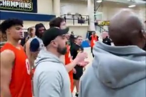 会来事！威少组织球队大家为约基奇唱生日快乐歌