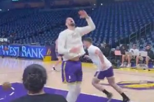 专注模式！克特内特赛前热身狂练三分