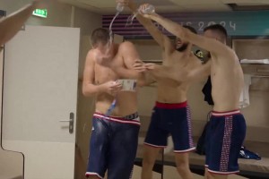 塞尔维亚铜牌战取胜！约基奇被泼水庆祝还灵魂拷问：啤酒呢？