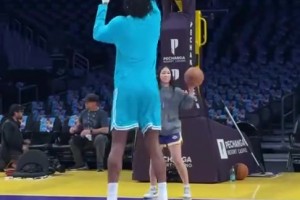 原本今天穿紫金球衣！被湖人“退货”的马威赛前热身练起了小抛投