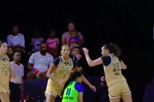 卧槽！！女篮球员拜佛虚晃还能接胯下，这算翻腕吗