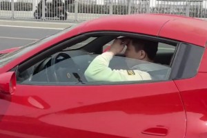 早日康复！网友前几天刚遇到郭艾伦在路上单手开法拉利