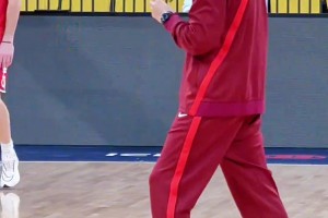 中日男篮大战前最后踩场，老叔动员加油响彻半空...