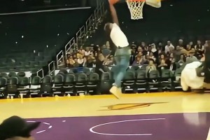 14岁的布朗尼第一次在湖人主场扣篮，那时候还叫斯台普斯中心！