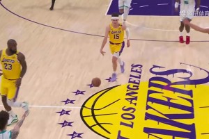 裁判估计都愣了下！里夫斯持球推进出现离谱二次运球失误……