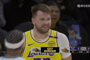 放假歇大了东契奇连续分球老詹出界半节5失误 微笑掩饰尴尬