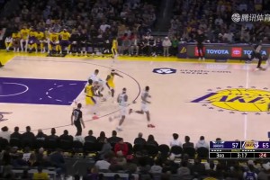 情绪失控！里夫斯不满犯规未吹上前怒喷裁判连吃2T遭驱逐