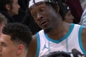 造化弄人啊！战胜湖人后马威举手握拳庆祝，并与克内克特拥抱交谈