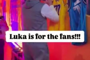 优质偶像！东契奇赛前奋力为粉丝签名，湖人独行侠球衣都签！