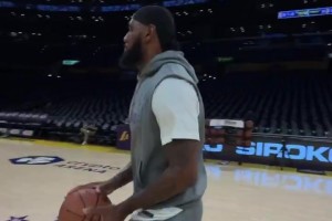 今天来一个？詹姆斯赛前训练半场三分百步穿杨