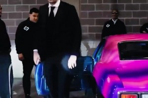 这配色也太骚了！懂的吧友说说东契奇开的什么车