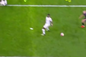 尽管饱受诟病，但球迷不会忘记这位葡萄牙魔术师初到英伦时的惊艳