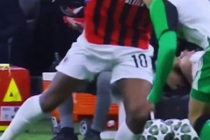 太震撼了！莱奥散步式过人，真就笑着笑着就过去了！