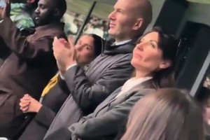 原来你也在现场！莫德里奇世界波破门后，看台的齐达内起立鼓掌